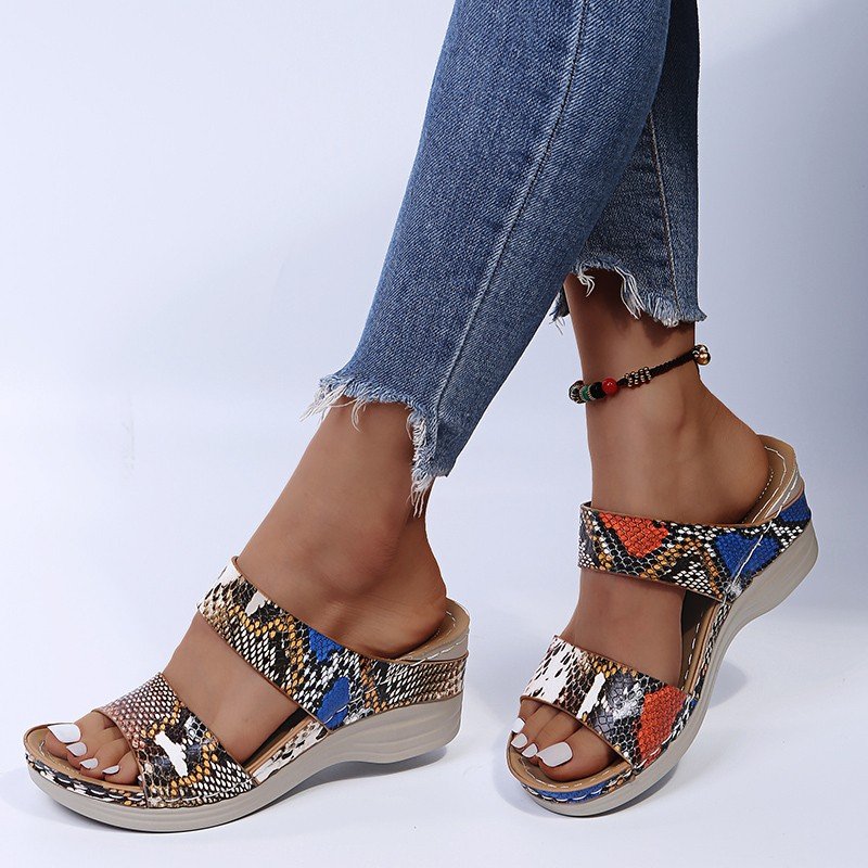 CM | Sandalias de cuña de piel con estampado de leopardo y suela blanda