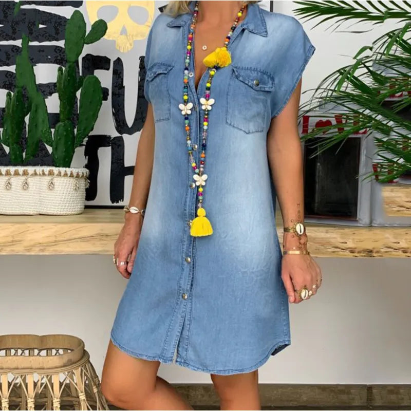 CM | Minivestido sin mangas con tapeta de botones en denim lavado