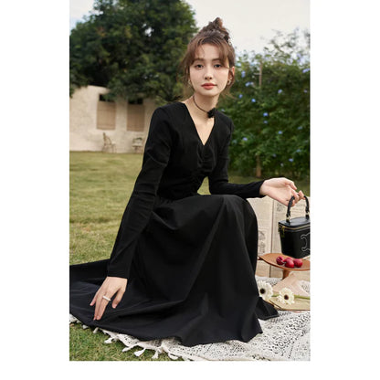 CM | Elegante Vestido Midi de Punto Negro con Cuello en V y Línea A