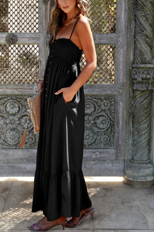 CM | maxi vestido negro con tirantes y botones fruncidos