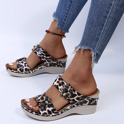 CM | Sandalias de cuña de piel con estampado de leopardo y suela blanda