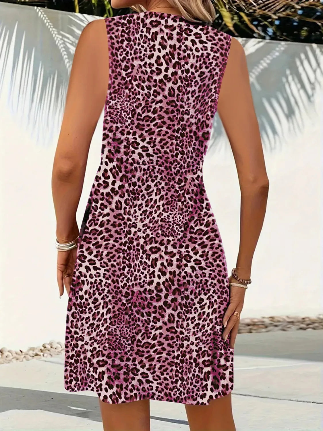 CM | Mini vestido sin mangas con cuello en V de leopardo