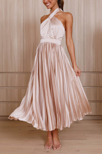 CM | Beaming Smile vestido midi plisado de satén con cuello halterneck