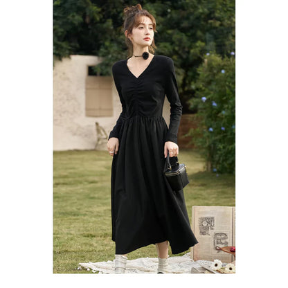 CM | Elegante Vestido Midi de Punto Negro con Cuello en V y Línea A