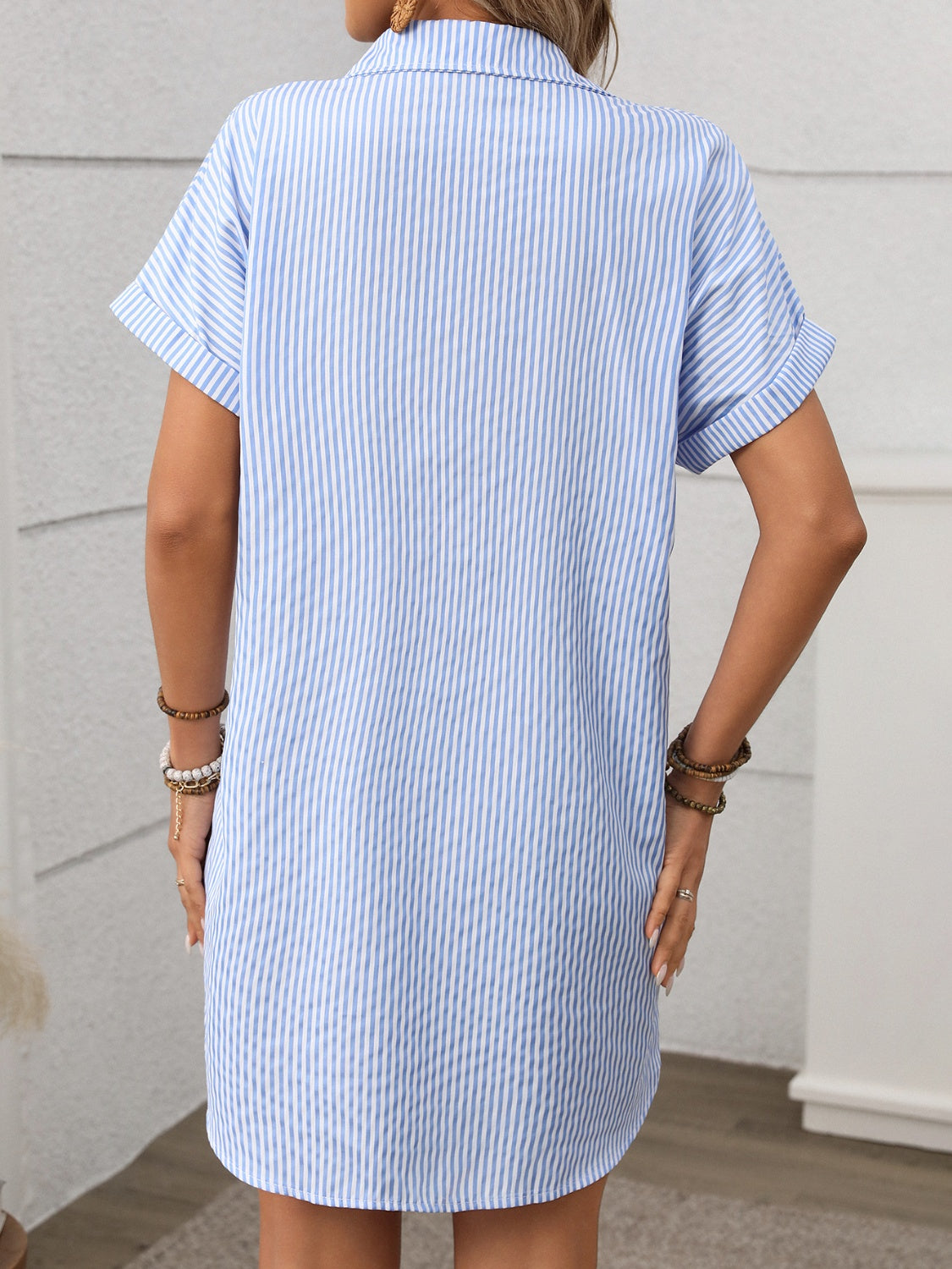 CM | Minivestido de rayas con mangas cortas y tapeta de botones