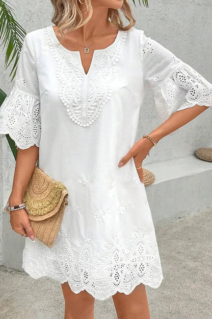 CM | Color sólido hueco bordado casual encaje cuello en v mini vestido