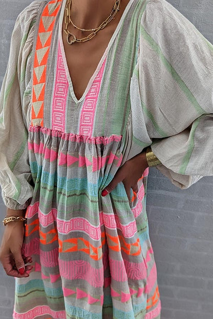CM | Vestido midi de rayas rosas con llave griega y collar naranja