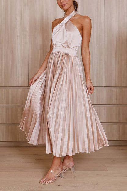 CM | Beaming Smile vestido midi plisado de satén con cuello halterneck