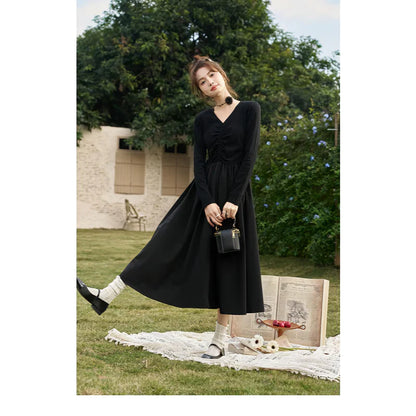 CM | Elegante Vestido Midi de Punto Negro con Cuello en V y Línea A