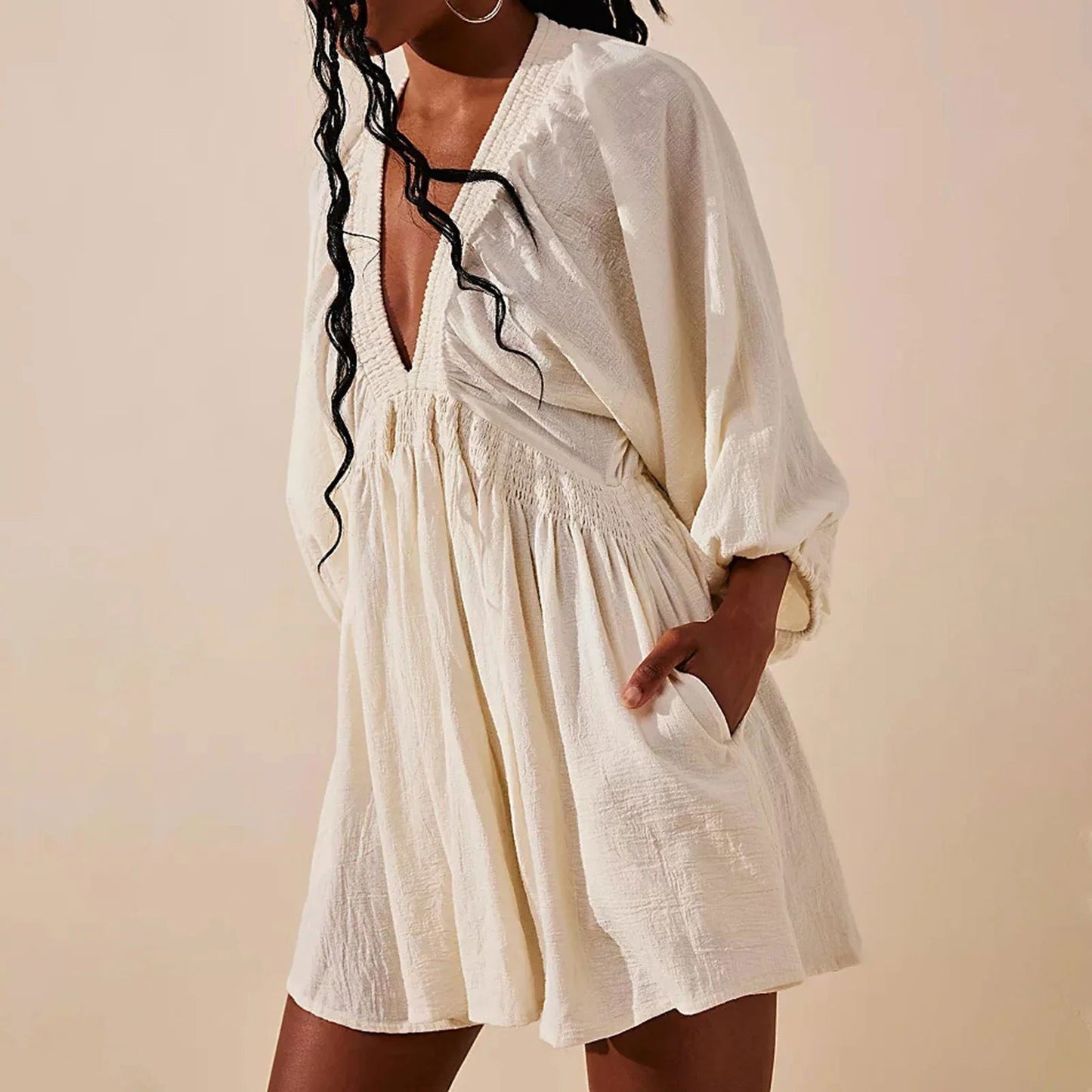 CM | Minivestido chic con un profundo escote en V para una elegancia sin esfuerzo