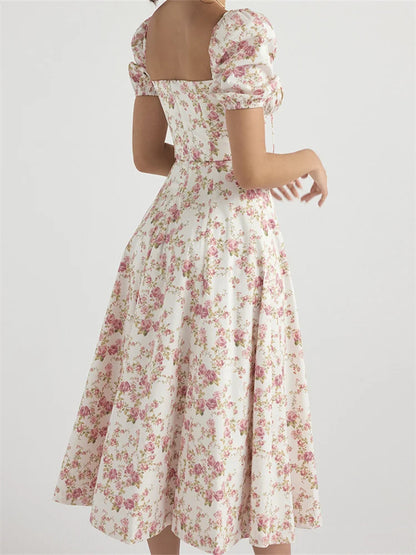 CM | Vestido midi con escote cuadrado, estampado floral y cordones, sin mangas y con tirantes.