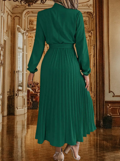 CM | Vestido midi plisado con cinturón y manga larga
