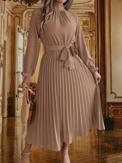 CM | Vestido midi plisado con cinturón y manga larga