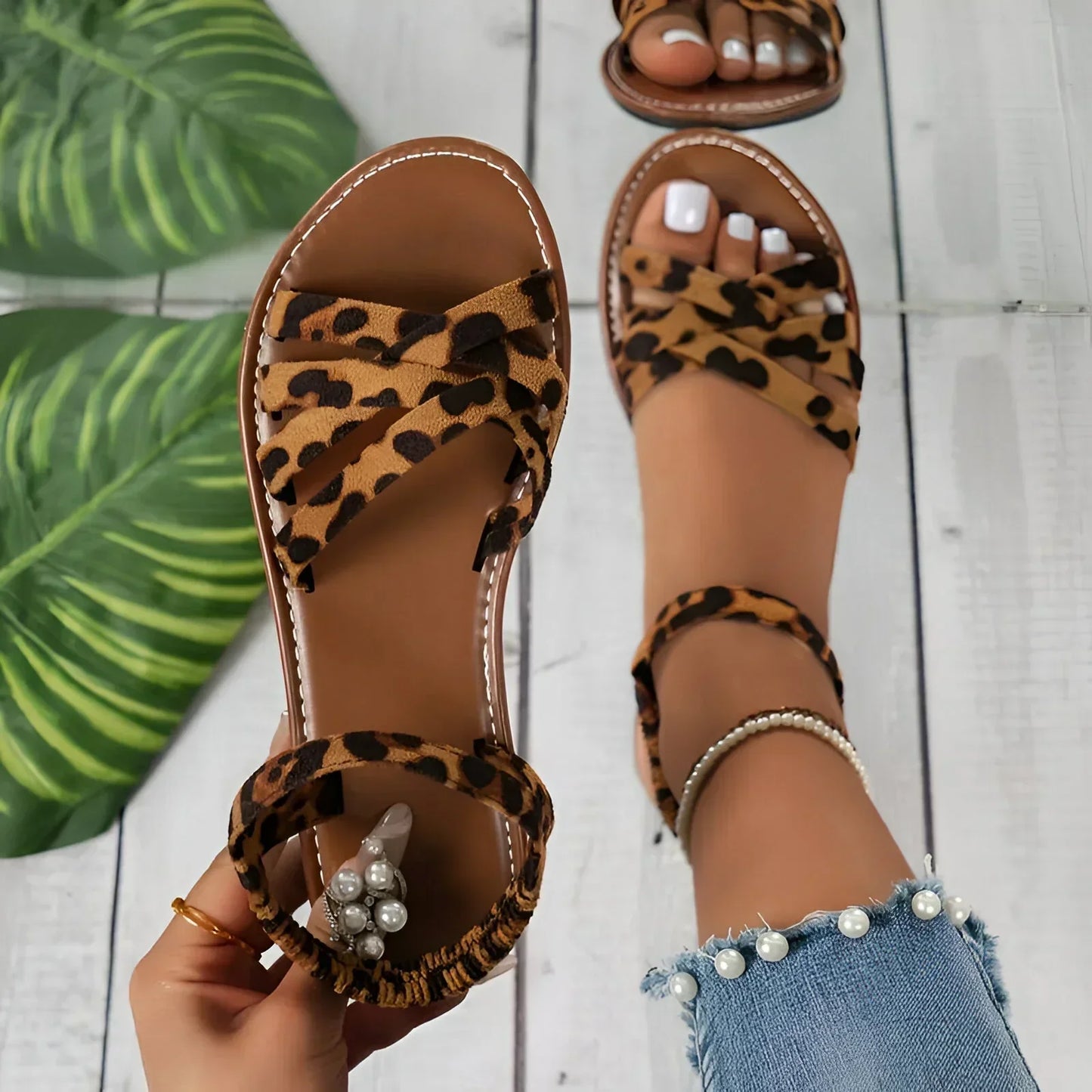 CM | Sandalias planas con estampado de leopardo