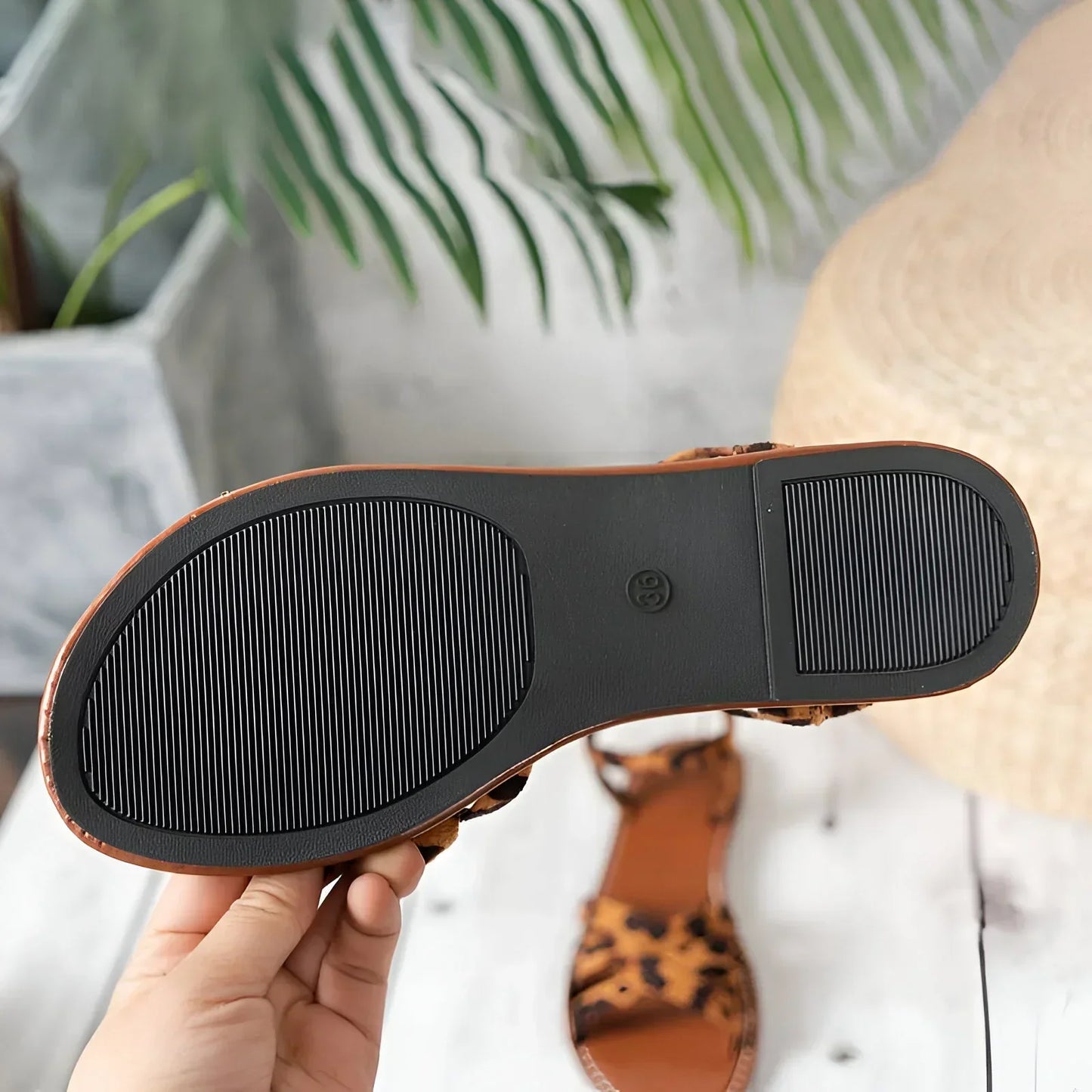 CM | Sandalias planas con estampado de leopardo
