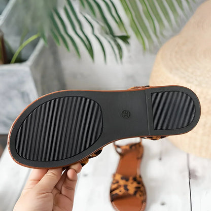 CM | Sandalias planas con estampado de leopardo