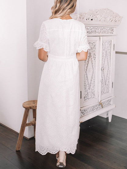 CM | Vestido midi con bordado de ojales y tapeta de botones
