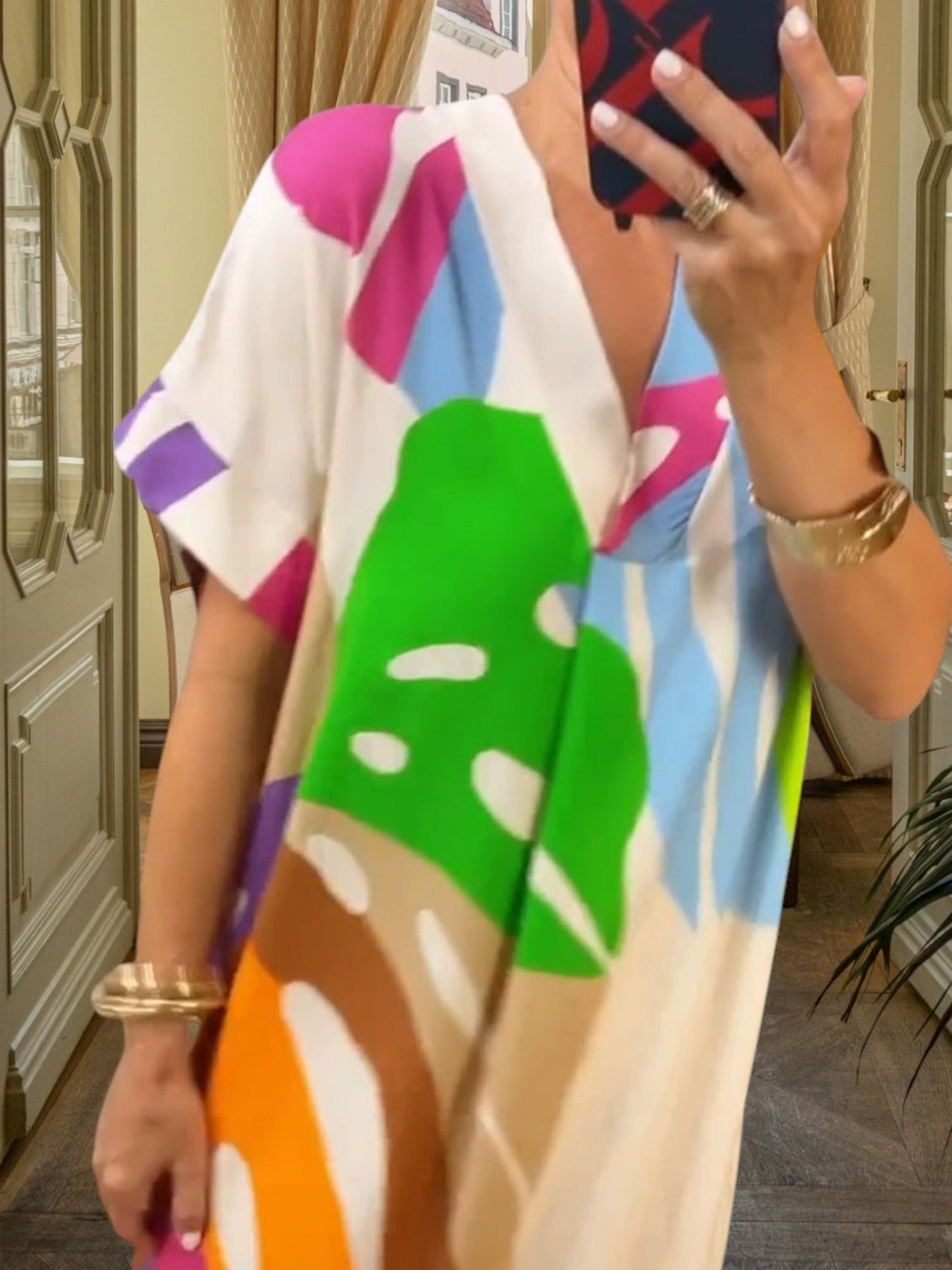 CM | Vibrante vestido midi de mezcla de algodón con escote en V y manga corta, ideal para primavera y verano.