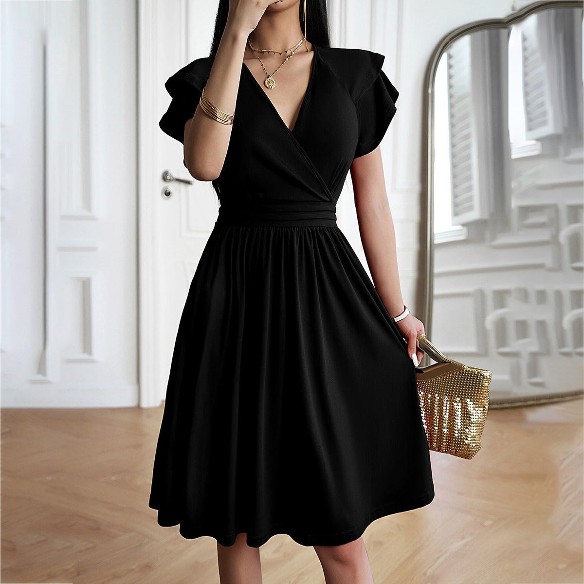 CM | Elegante vestido corto entallado y plisado
