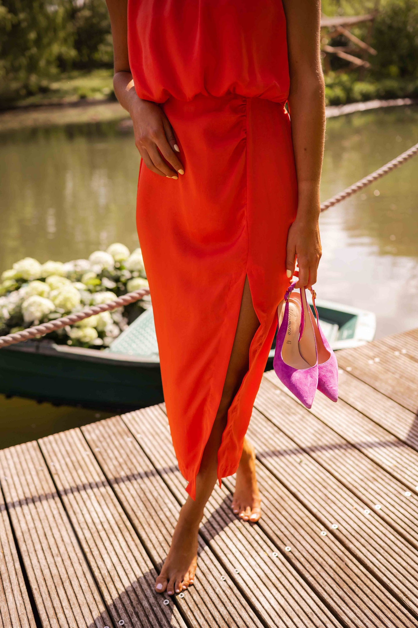 CM | Elegante vestido midi de verano con un diseño sofisticado y fluido
