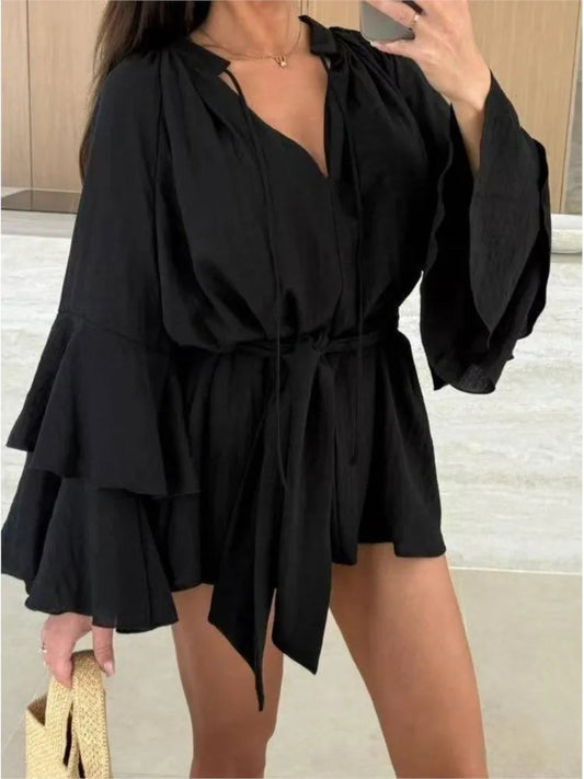 CM | Vestido corto plisado con un elegante diseño y mangas anchas