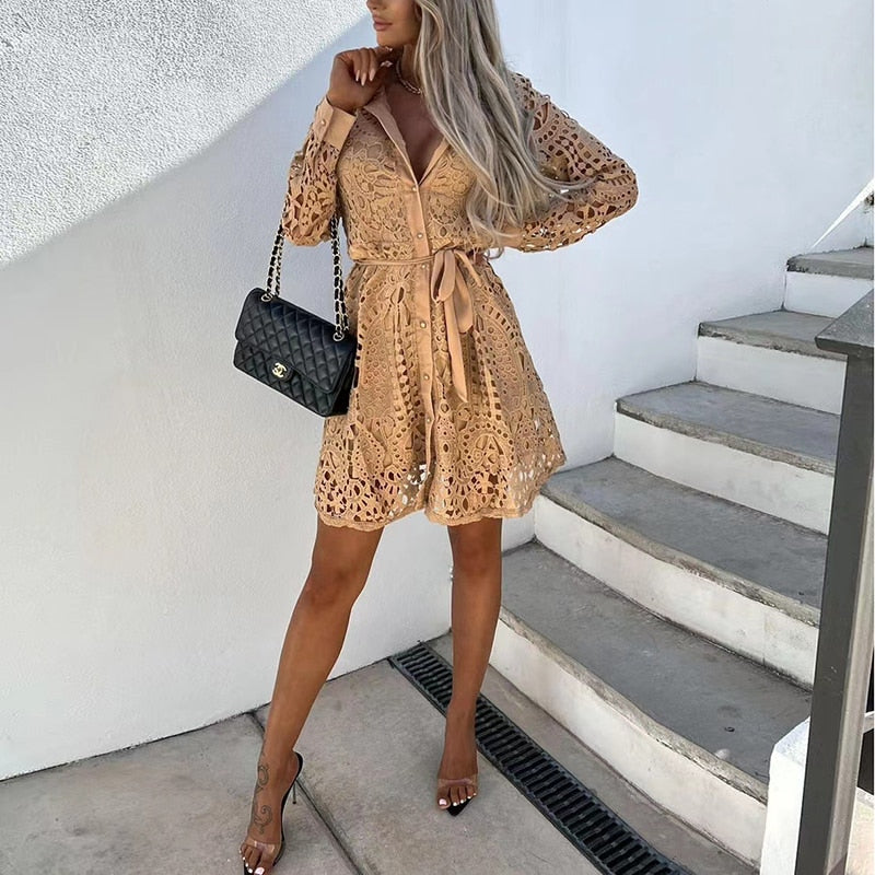 CM | Elegante vestido corto bordado