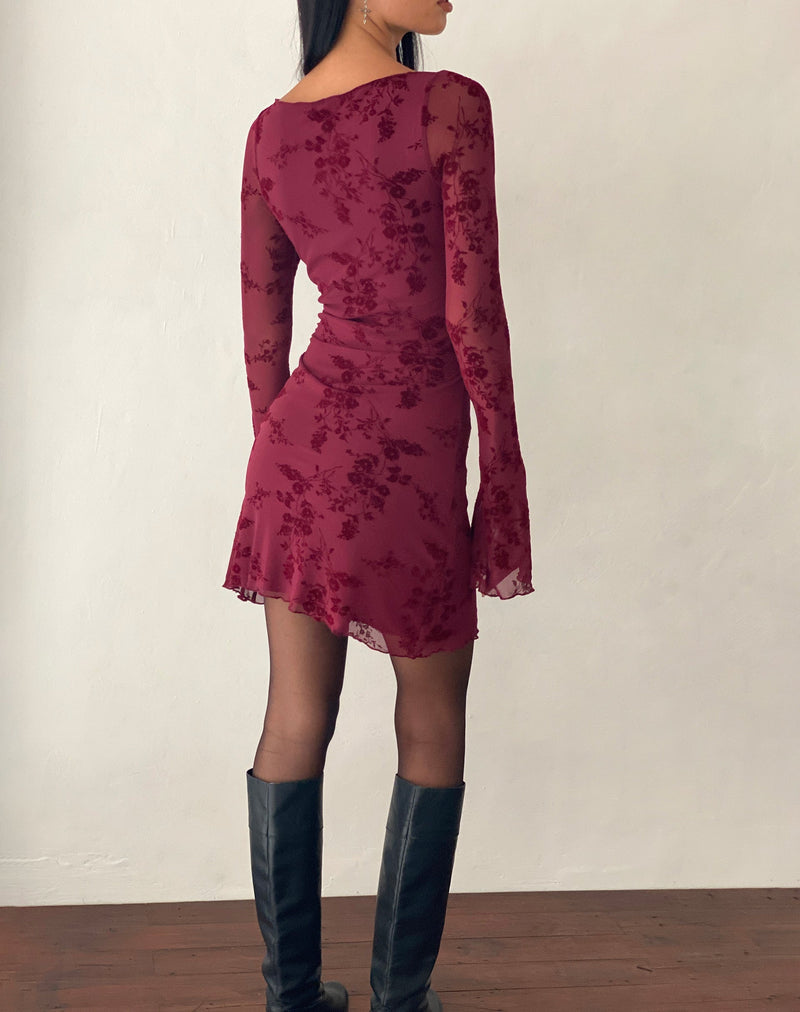 CM | Vestido corto con flores y manga larga, ideal para entretiempo.