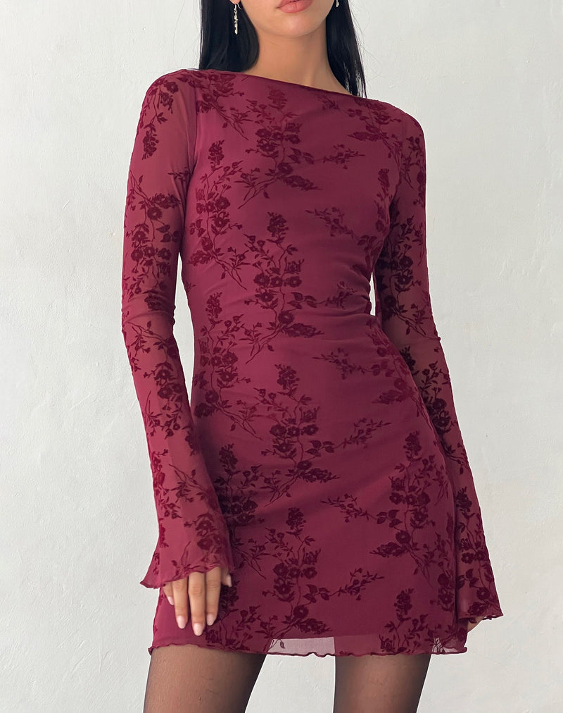 CM | Vestido corto con flores y manga larga, ideal para entretiempo.