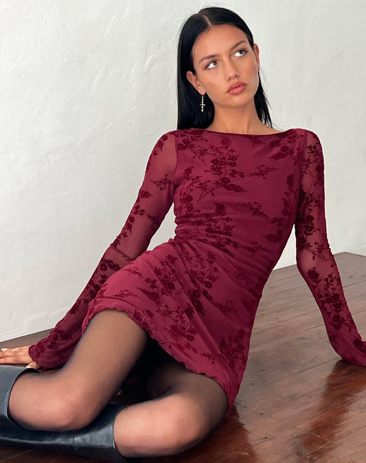 CM | Vestido corto con flores y manga larga, ideal para entretiempo.