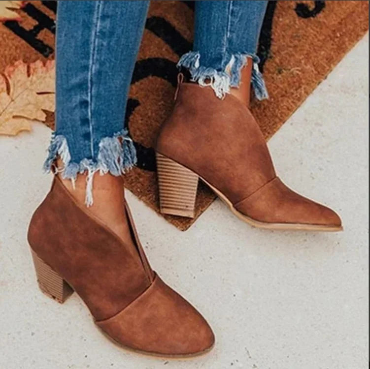 CM | Botines chic con cuello en V y tacón de bloque