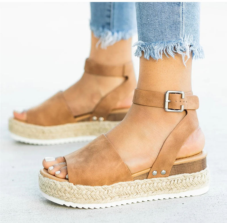 CM | Elegantes sandalias de cuña con puntera abierta