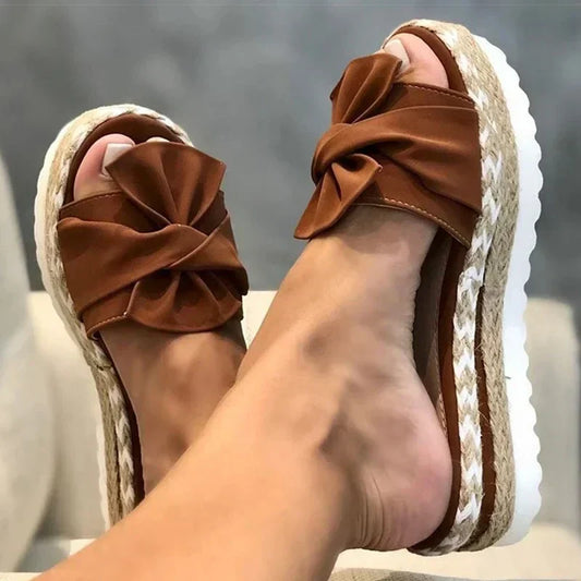 CM | Heidi con tacón de cuña y detalle de lazo