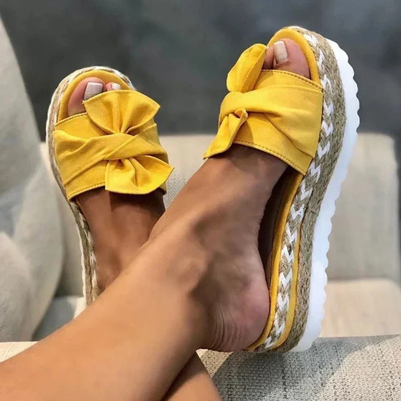 CM | Heidi con tacón de cuña y detalle de lazo