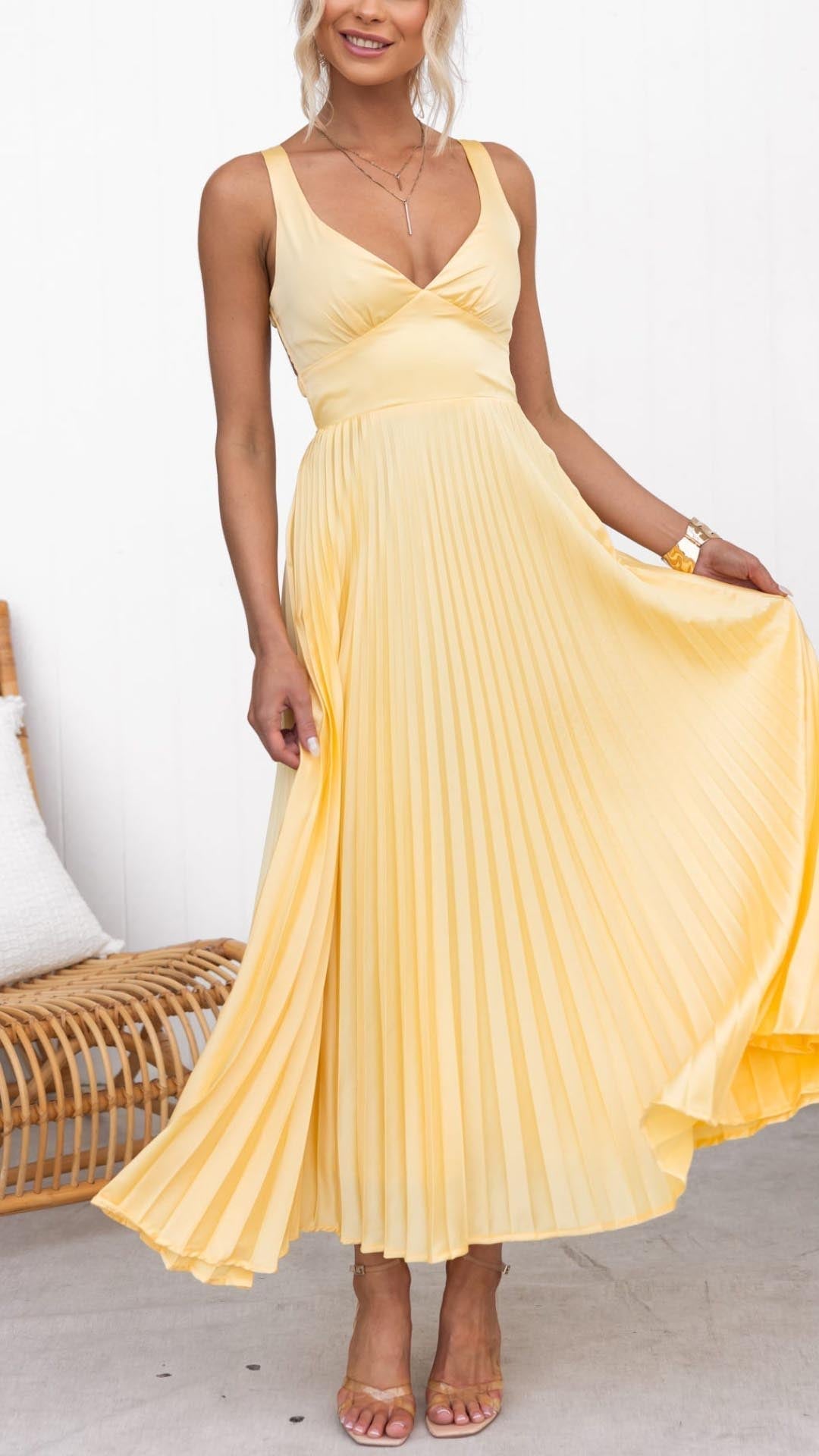 CM | Maxi vestido con cuello en V plisado amarillo
