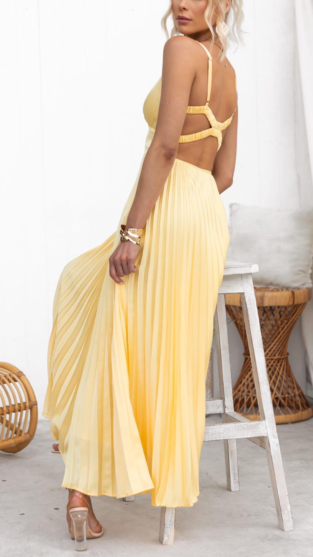 CM | Maxi vestido con cuello en V plisado amarillo
