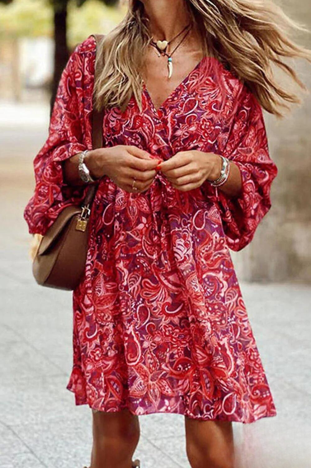 CM | Mini vestido con escote en V y estampado floral