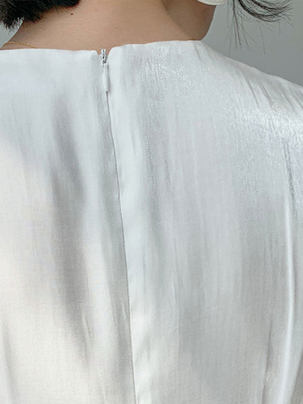 CM | Vestido midi de satén con adorno de botones