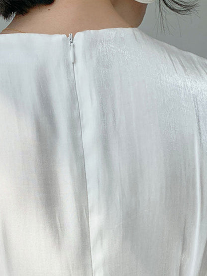 CM | Vestido midi de satén con adorno de botones