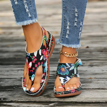 CM | Sandalias boho con estampado floral y tira en la puntera