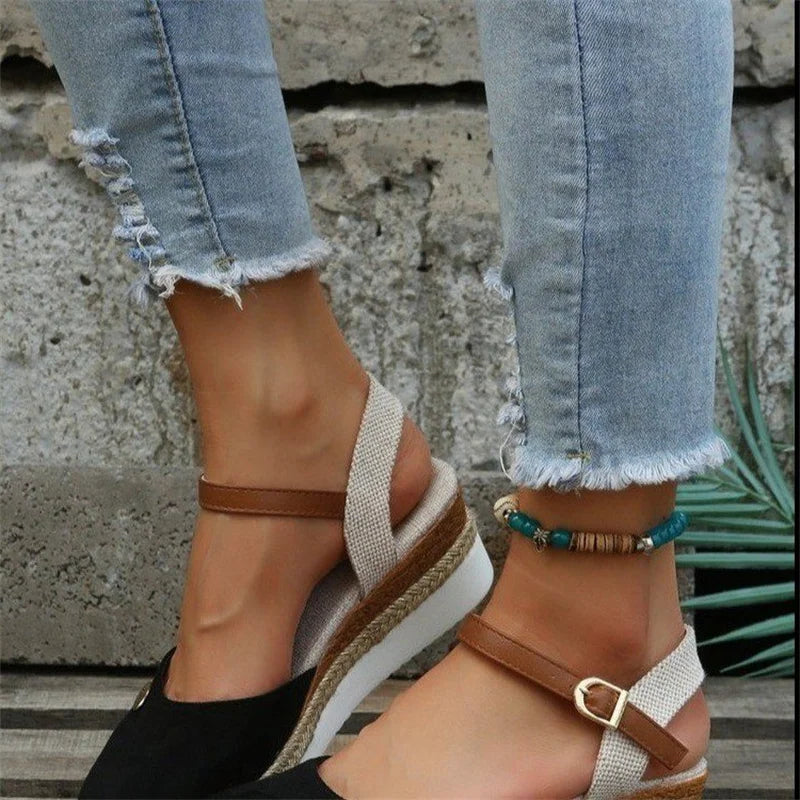 CM | Sandalias de cuña con puntera cerrada