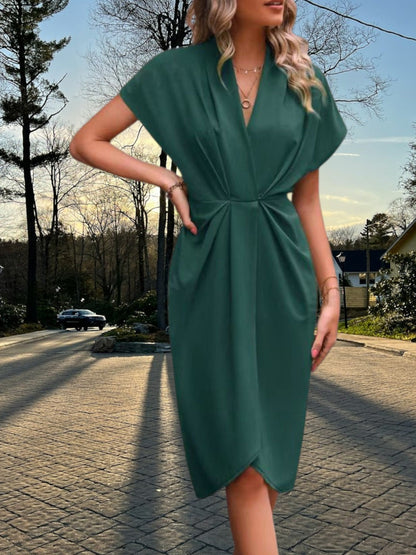 CM | Vestido midi de tejido suave con pliegues irregulares y mangas cortas