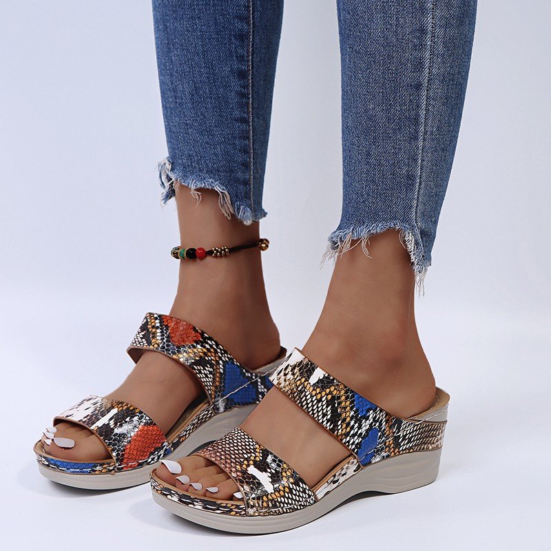 CM | Sandalias de cuña de piel con estampado de leopardo y suela blanda
