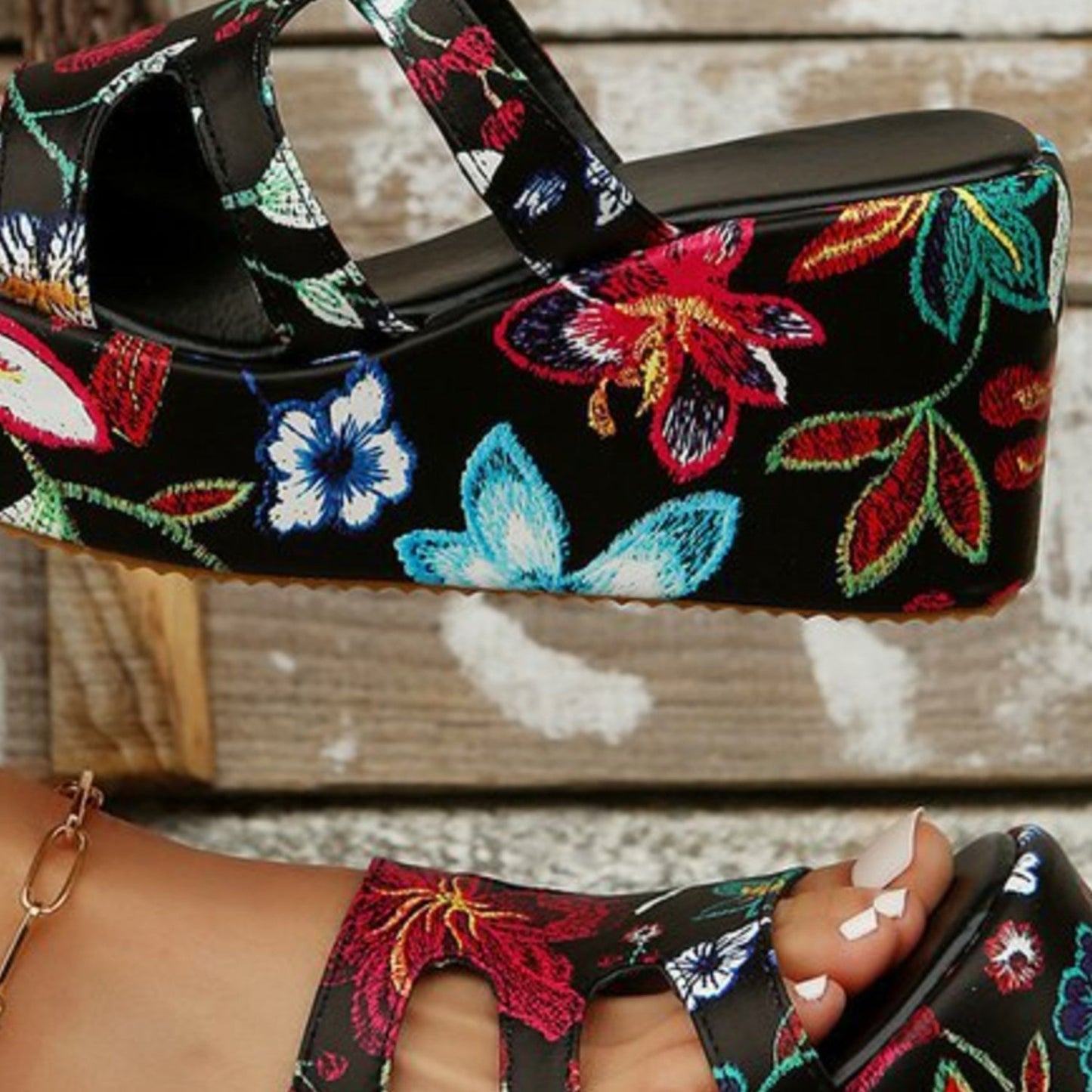 CM | Sandalias peep toe florales recortadas