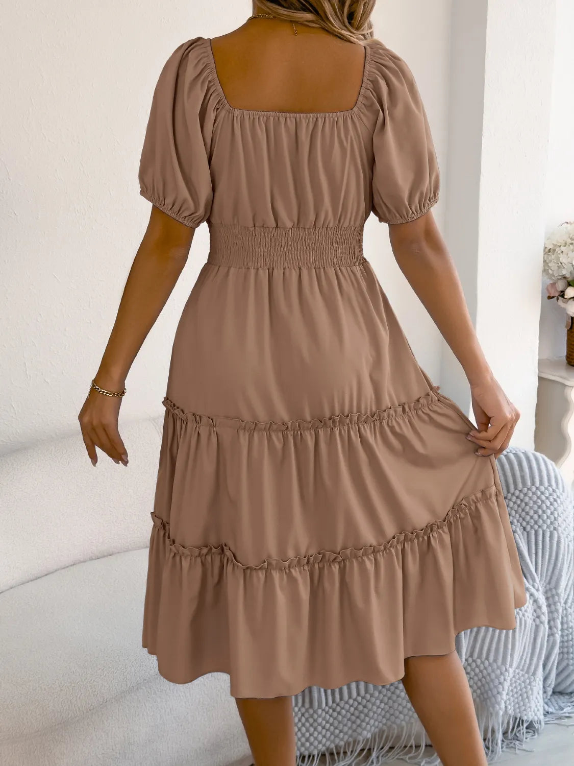 CM | Escote cuadrado Vestido corto con mangas abullonadas