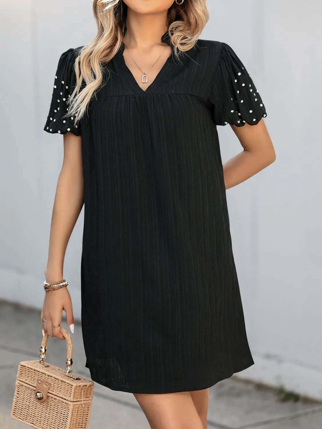 CM | Minivestido texturizado con escote en V y manga corta