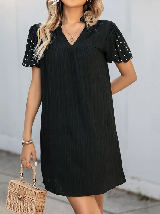 CM | Minivestido texturizado con escote en V y manga corta