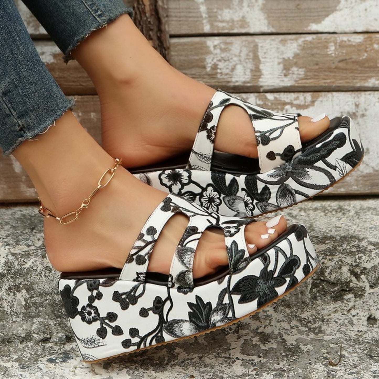 CM | Sandalias peep toe florales recortadas