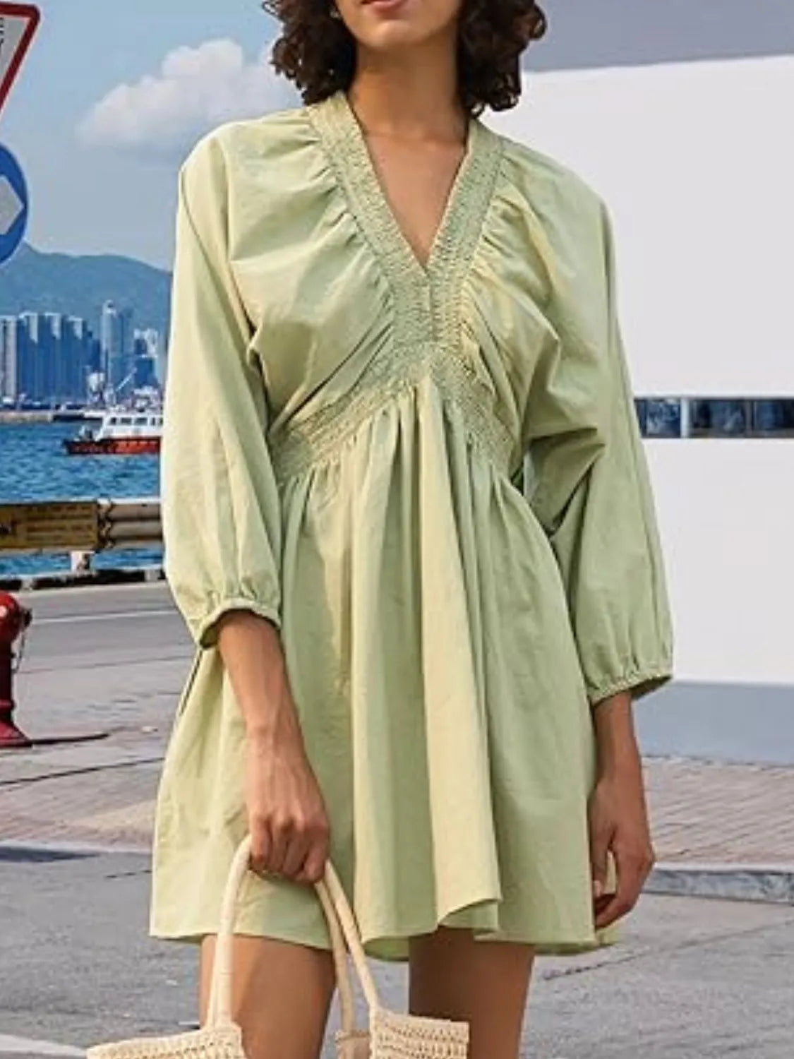 CM | Minivestido texturizado con escote en V
