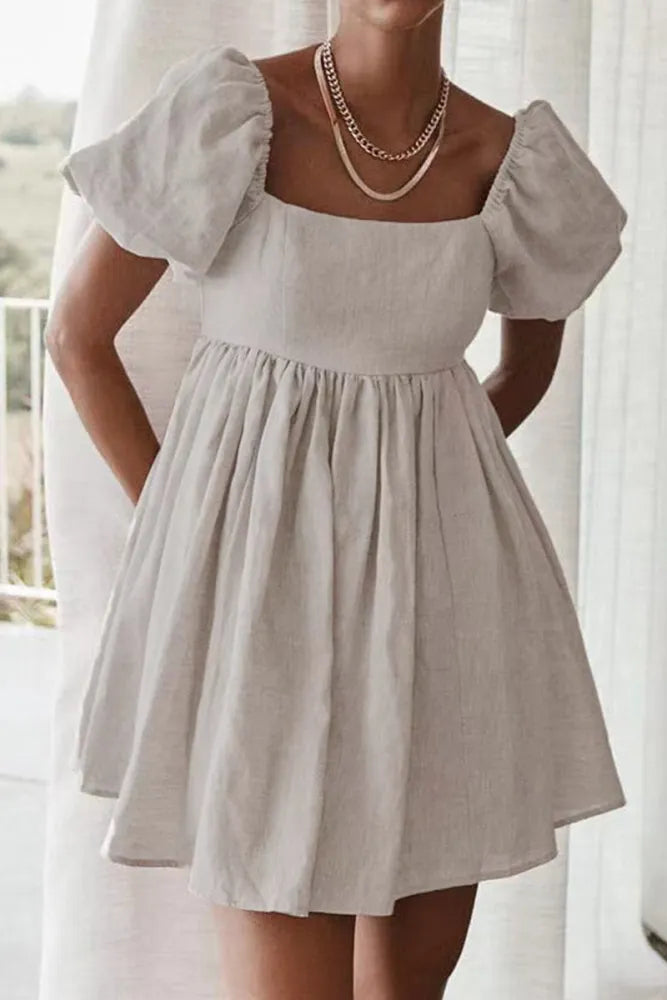 CM | Vestido casual sencillo con parches monocromáticos, escote cuadrado y manga corta princesa