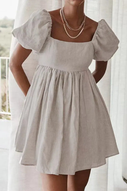 CM | Vestido casual sencillo con parches monocromáticos, escote cuadrado y manga corta princesa